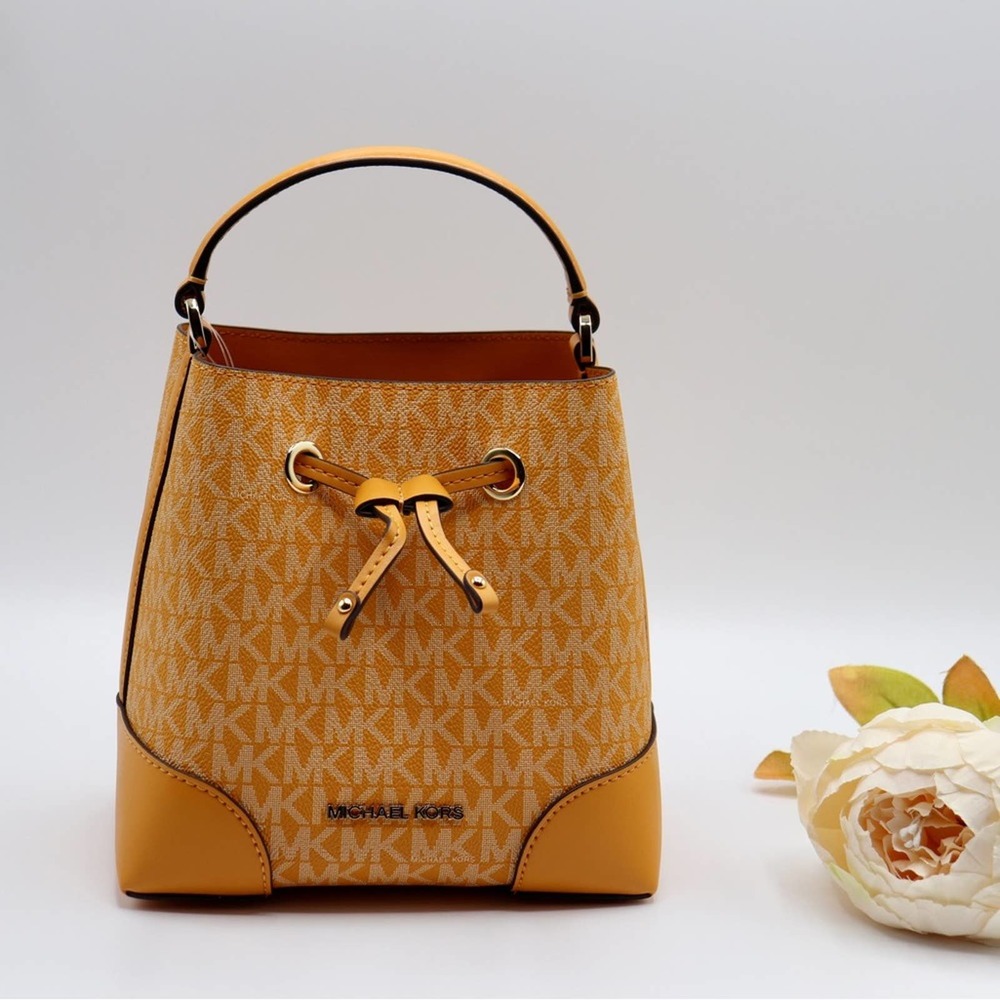 NWT Michael Kors Mercer Bucket Bag size XS